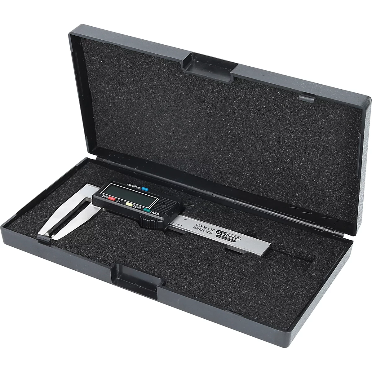 Digitaler Messschieber in schwarzer Box. Der Deckel ist offen, Gerät sichtbar. Auf Display stehen Zahlen.